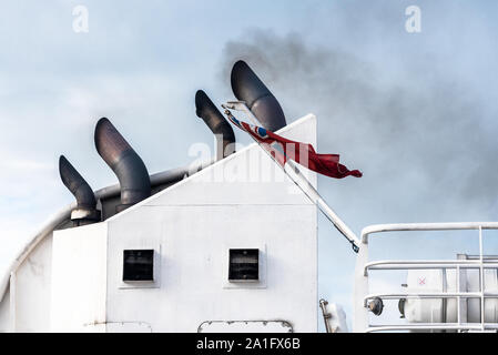 Les tuyaux d'échappement d'un ferry avec fumée noire qui sort. Concept de la pollution. Banque D'Images