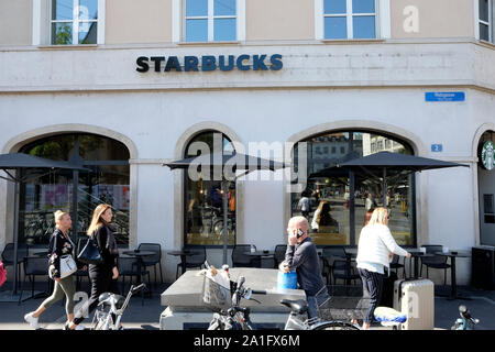 Une vue de Starbucks dans Bâle, Suisse Banque D'Images