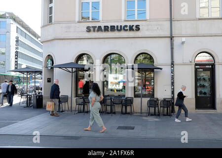 Une vue de Starbucks dans Bâle, Suisse Banque D'Images