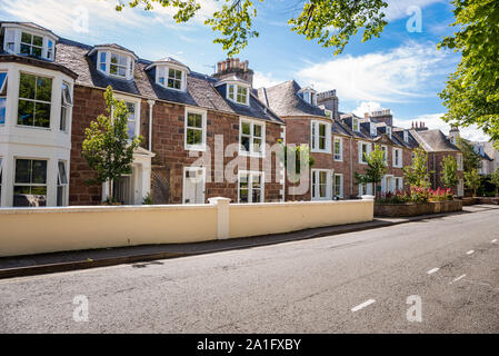 Maisons en terrasse le long d'une rue sur une journée ensoleillée Banque D'Images