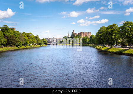 Rivière Ness avec berges bordées d'arbres dans le centre de Inverness, Écosse, sur une claire journée d'été Banque D'Images