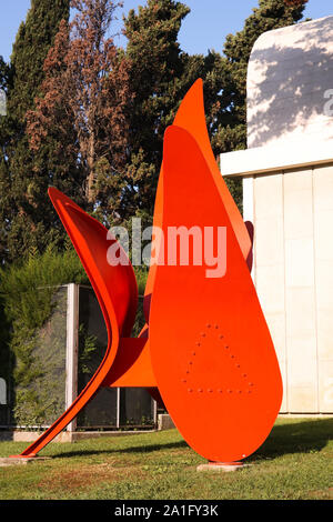 Joan Miro statue métallique à l'entrée de la Fondation du Musée ou Joan Miro, Barcelone. Barcelone - OCT 30 : Rouge statue de Miro le 30 octobre, 2009 i Banque D'Images