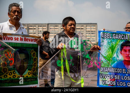 Mexiko City, au Mexique. 26 Sep, 2019. Des parents de disparus les enseignants prennent part à un rassemblement de cinq ans après leur disparition. La police a kidnappé 43 étudiants de l'Ayotzinapa séminaire de formation des enseignants à Iguala dans l'Etat de Guerrero dans la nuit du 27 septembre 2014 et les a remis à la criminal syndicate Guerreros Unidos. Selon les enquêtes officielles, les jeunes hommes ont été tués et brûlés. Des études indépendantes ce doute, cependant. Credit : Jair Cabrera Torres/dpa/Alamy Live News Banque D'Images