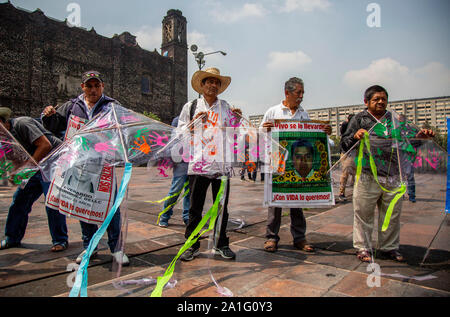 Mexiko City, au Mexique. 26 Sep, 2019. Des parents de disparus les enseignants prennent part à un rassemblement de cinq ans après leur disparition. La police a kidnappé 43 étudiants de l'Ayotzinapa séminaire de formation des enseignants à Iguala dans l'Etat de Guerrero dans la nuit du 27 septembre 2014 et les a remis à la criminal syndicate Guerreros Unidos. Selon les enquêtes officielles, les jeunes hommes ont été tués et brûlés. Des études indépendantes ce doute, cependant. Credit : Jair Cabrera Torres/dpa/Alamy Live News Banque D'Images