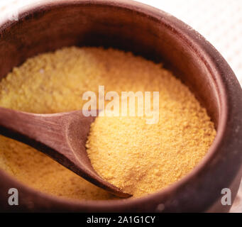 Photo d'un pot en bois avec farine de manioc Banque D'Images