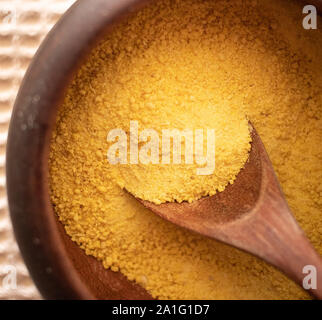 Photo d'un pot en bois avec farine de manioc Banque D'Images