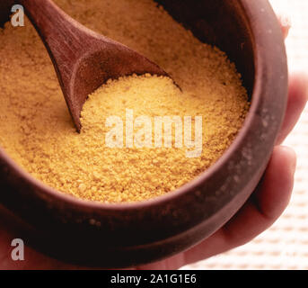 Photo d'un pot en bois avec farine de manioc Banque D'Images