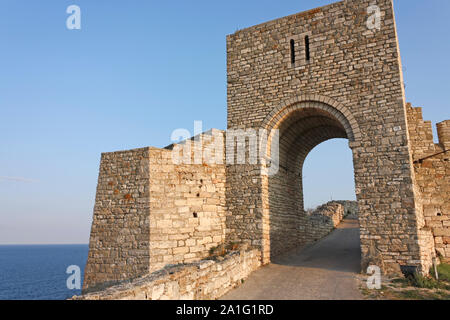 Entrée monumentale de la forteresse médiévale de Kaliakra. La Bulgarie. Cap de Kaliakra est une longue et étroite plage dans le sud de la Dobroudja région du n Banque D'Images