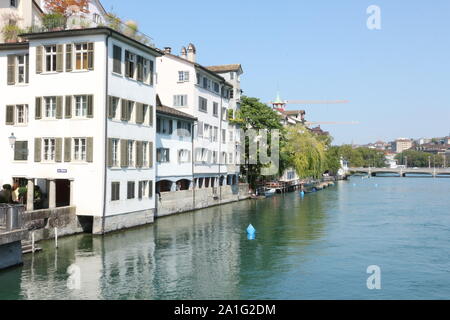 Historische Gebäude am Fluss Département im Zentrum von Zürich in der Schweiz Banque D'Images