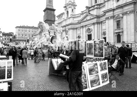 Peintres et touristes sur la Piazza Navona, Rome, Italie. Photo prise le 13 mars. 2011. Rome, le 13 mars. Peintres et touristes dans la Piazza Navona sur Mars Banque D'Images