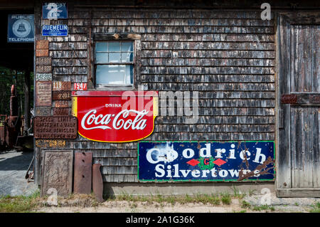 Vintage Coca Cola et d'autres enseignes commerciales dans le Maine Banque D'Images