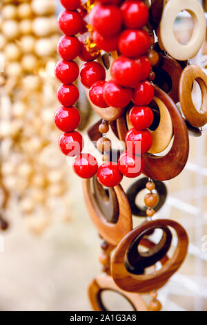 Perles rouges en bois. Close-up. Vivement. Banque D'Images