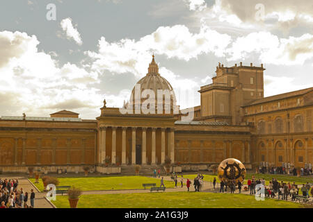 VATICAN - Le 18 mars : Les gens autour de Sphère Sphère en cour de la pomme de pin au Musées du Vatican au 18 mars 2011. Sphere a été créé en 1990 b Banque D'Images