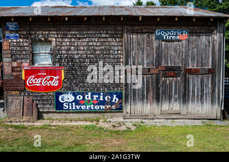 Vintage Coca Cola et d'autres enseignes commerciales dans le Maine Banque D'Images