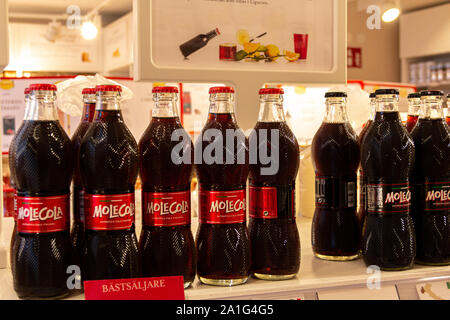 Un certain nombre de bouteilles de boissons gazeuses contenant Molecola, une marque italienne de Cola, qui a été présenté à l'un magasin Eataly à Stockholm, en Suède. Banque D'Images