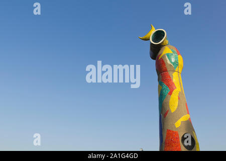 Barcelone - MAR 9. La statue 'Femme & Bird', le 9 mars 2011 à Barcelone. Femme & Bird par Joan Miro. Derrière les arènes, les Arènes. L'intérieur est le rock muse Banque D'Images