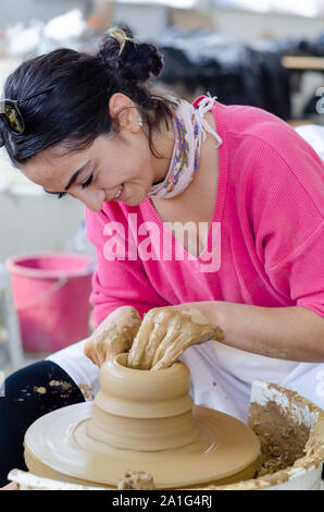 Eskisehir, Turquie-septembre 10,2019 : 13e.Eskisehir Terra Cotta International Symposium.L'artiste montre comment faire bol sur potters wheel Banque D'Images