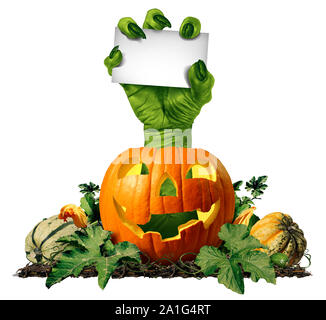Zombie hand holding a blank sign card comme un symbole effrayant ou halloween creepy avec texture peau verte ridée monster doigts à partir d'une citrouille. Banque D'Images