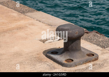 Amarrage côtier vide ou remorquage bollard pour le bateau, yacht ou bateau. Banque D'Images