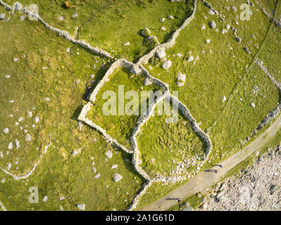 Il s'agit d'un drone aérien de photographie à Détroit sur vieux murs en pierre et des champs en Irlande Banque D'Images
