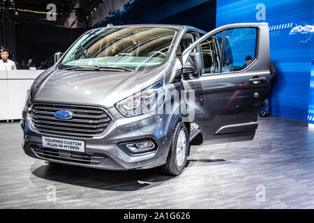 Francfort, Allemagne, nov 2019 : Ford Tourneo Custom Plug-In-hybride à AAI, PIH moyennes, traction avant version passagers van produite par Ford Banque D'Images