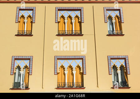Cordoue, Espagne. Façade d'une maison de style Arabe Banque D'Images