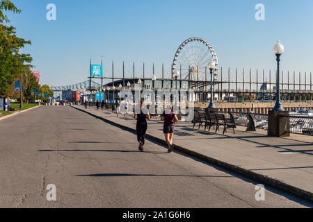 Montréal, CA - 21 septembre 2019 : les touristes et habitants de la promenade dans le Vieux Port de Montréal Banque D'Images