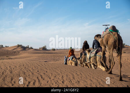 Groupe de touristes sur safari de chameau dans le désert du Maroc Banque D'Images