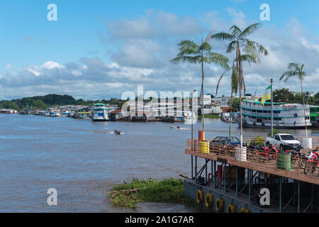 Obersations sur deux jours de voyage en bateau de Manaus à Tefé, mois de mai, Rio Solimoes, Amazonas, fin de saison des pluies, l'Amazonie, Brésil, Amérique Latine Banque D'Images