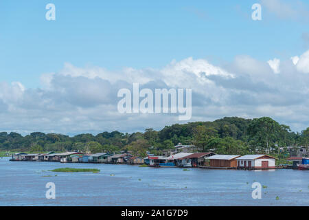 Obersations sur deux jours de voyage en bateau de Manaus à Tefé, mois de mai, Rio Solimoes, Amazonas, fin de saison des pluies, l'Amazonie, Brésil, Amérique Latine Banque D'Images