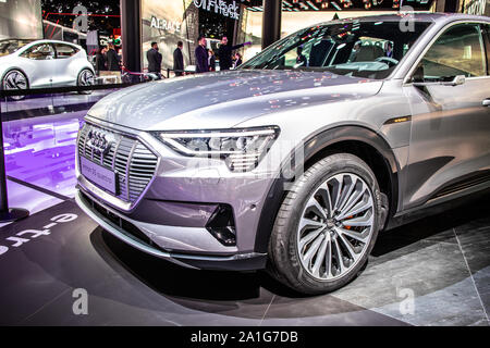 Francfort, Allemagne, nov 2019 : électrique Audi e-tron Quattro 55 VUS avec batterie haute tension moteur électrique et moteur à l'IAA, produit par Audi AG Banque D'Images