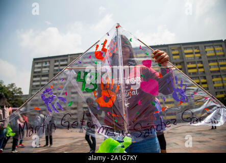 26 septembre 2019, Mexique, Mexiko-Stadt : Une jeune femme soulève un dragon avec le numéro 43, le nom d'un élève-maître disparu, et les mains de peinture symbolisant les 43 étudiants ont disparu. Cinq ans après leur disparition, de nombreuses personnes ont appelé pour le cas d'une enquête. La police a kidnappé 43 étudiants de l'Ayotzinapa séminaire de formation des enseignants à Iguala dans l'Etat de Guerrero dans la nuit du 27 septembre 2014 et les a remis à la criminal syndicate Guerreros Unidos. Selon les enquêtes officielles, les jeunes hommes ont été tués et brûlés. Ce doute des études indépendantes Banque D'Images