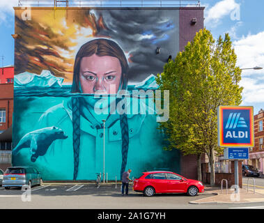 Immense fresque de Greta Thunberg Swedish lycéenne activiste environnemental peint sur les murs de l'usine de tabac par Théâtre parking Aldi - Bristol UK Banque D'Images