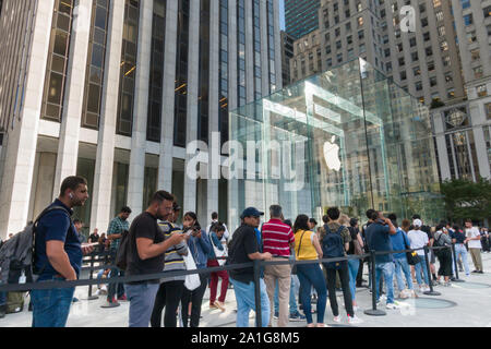 Ordinateur Apple Store, la Cinquième Avenue, les gens d'acheter en ligne les dernières modèle iPhone, NYC Banque D'Images