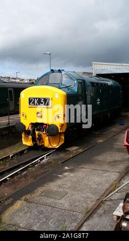 Une locomotive BR 37 Classe Diesel-Electric en cours de maintenance à Paignton. Cette locomotive est actuellement exploité par le chemin de fer à vapeur de Dartmouth. Banque D'Images