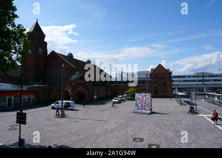 Giessen, ALLEMAGNE - 13 août 2019 : sections peintes de couleurs vives et des segments du mur de Berlin se tenir sur le parvis de la gare principale de Giessen o Banque D'Images