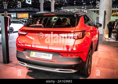 Francfort, Allemagne, 10 Sep 2019 - rouge métallique OPEL Grandland X4 hybride à l'IAA, la plate-forme EMP2 PSA, crossover compact SUV hybride rechargeable produite par Opel Banque D'Images