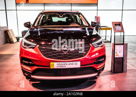 Francfort, Allemagne, 10 Sep 2019 - rouge métallique OPEL Grandland X4 hybride à l'IAA, la plate-forme EMP2 PSA, crossover compact SUV hybride rechargeable produite par Opel Banque D'Images