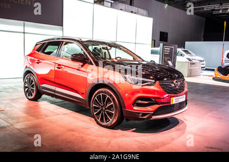 Francfort, Allemagne, 10 Sep 2019 - rouge métallique OPEL Grandland X4 hybride à l'IAA, la plate-forme EMP2 PSA, crossover compact SUV hybride rechargeable produite par Opel Banque D'Images