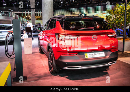 Francfort, Allemagne, 10 Sep 2019 - rouge métallique OPEL Grandland X4 hybride à l'IAA, la plate-forme EMP2 PSA, crossover compact SUV hybride rechargeable produite par Opel Banque D'Images