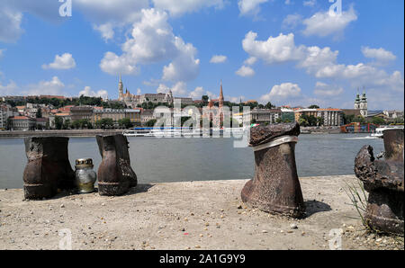 Chaussures laissés sur le Danube, un mémorial pour les Juifs hongrois tués durant la seconde guerre mondiale, Budapest, Hongrie. Banque D'Images