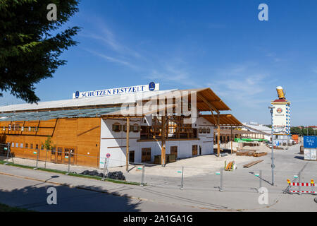 Le site de l'Oktoberfest de Munich (le plus grand festival de la bière) en construction (en juillet 2019), Theresienwiese, Munich, Bavière, Allemagne. Banque D'Images