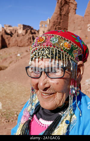 Portrait de vieille femme en costume traditionnel à Telhouet, Maroc Banque D'Images