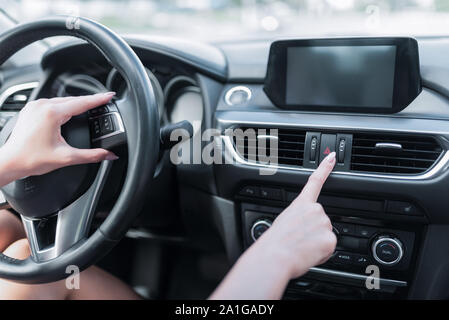 Close-up femme doigt, comprend le bouton d'arrêt d'urgence, alarme, accident et problème de signal d'appel,dimensions, l'activation de la sécurité sur route. Location Banque D'Images