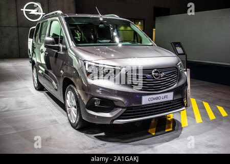 Francfort, Allemagne, septembre 2019 : OPEL Combo Life à IAA, troisième génération - Combo D, véhicule d'activité de loisirs d'Opel (PSA Group) Banque D'Images