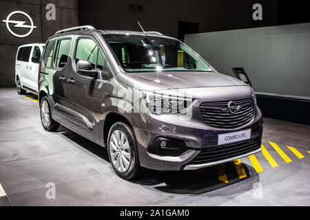 Francfort, Allemagne, septembre 2019 : OPEL Combo Life à IAA, troisième génération - Combo D, véhicule d'activité de loisirs d'Opel (PSA Group) Banque D'Images