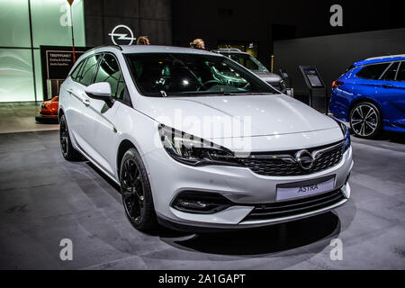 Francfort, Allemagne, nov 2019 : Opel Astra, Astra AAI K, petite voiture familiale compacte fabriquée par Opel Banque D'Images