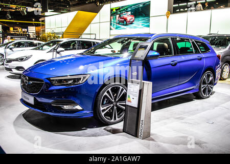 Francfort, Allemagne, nov 2019 : bleu métal Opel Insignia Sports Tourer à AAI, 2e gen, B / MkII, grande voiture familiale conçue et produite par Opel Banque D'Images