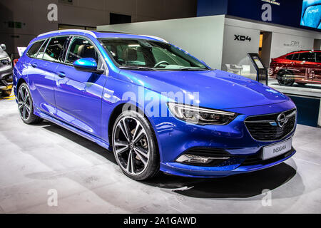 Francfort, Allemagne, nov 2019 : bleu métal Opel Insignia Sports Tourer à AAI, 2e gen, B / MkII, grande voiture familiale conçue et produite par Opel Banque D'Images