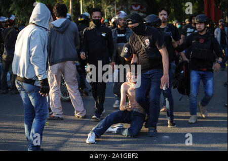 Un manifestant d'être arrêté par des policiers lors de la manifestation.rassemblement contre le projet du gouvernement de changer dans son code pénal des lois et des plans d'affaiblir la commission de lutte contre la corruption. Des milliers de manifestants dans plusieurs villes d'Indonésie, passez à l'étape jusqu'à s'opposer à la politique du gouvernement. Banque D'Images